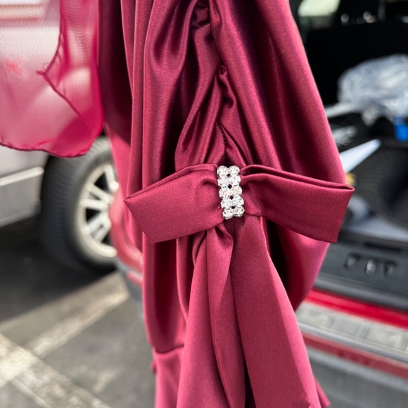 Elegant Burgundy Evening Dress - Picture 3 of 5